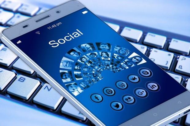 social mobile phone 1917737 640